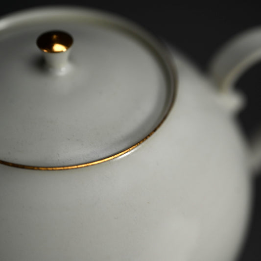 Tajimi artist, White Tea Pot  ー服部 竜也 "ポット"