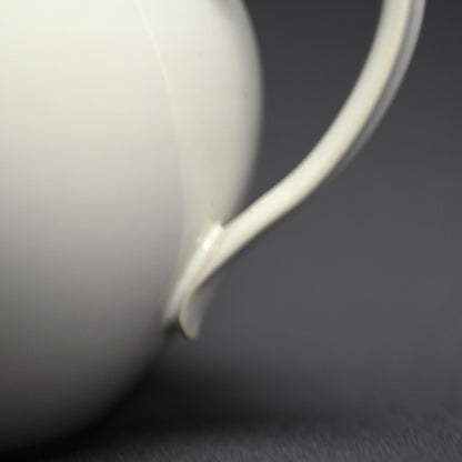 Tajimi artist, White Tea Pot  ー服部 竜也 "ポット"