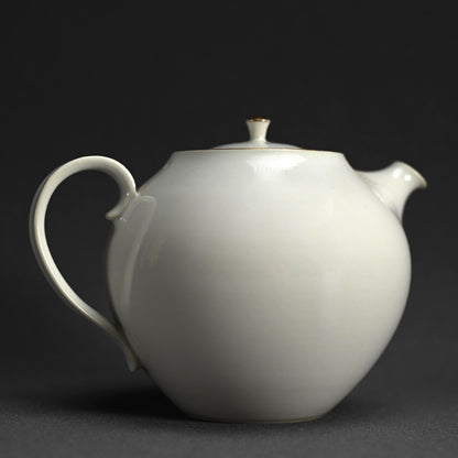Tajimi artist, White Tea Pot  ー服部 竜也 "ポット"