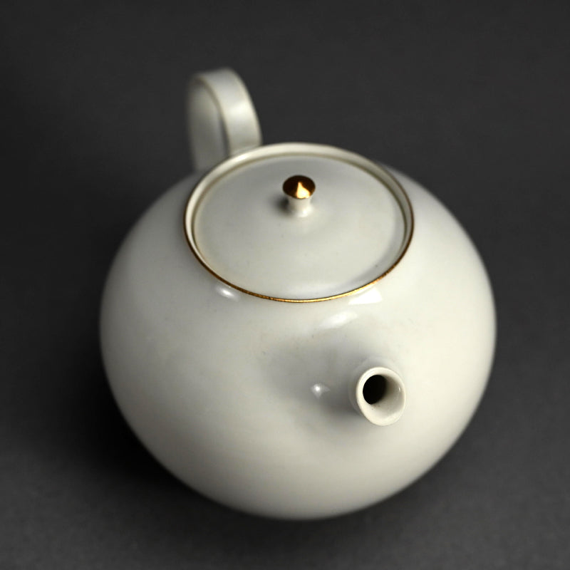 Tajimi artist, White Tea Pot  ー服部 竜也 "ポット"