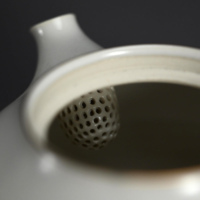 Tajimi artist, White Tea Pot  ー服部 竜也 "ポット"