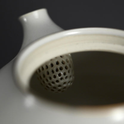 Tajimi artist, White Tea Pot  ー服部 竜也 "ポット"