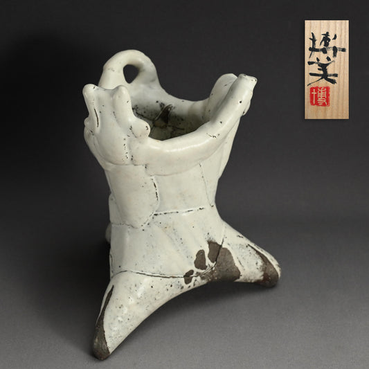 White Tripod Vase ー奥村 博美 “白釉 花器”