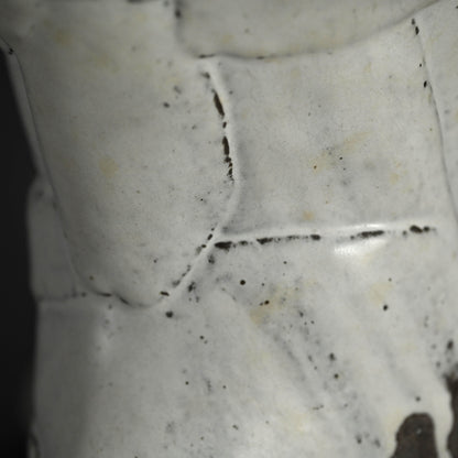 White Tripod Vase ー奥村 博美 “白釉 花器”