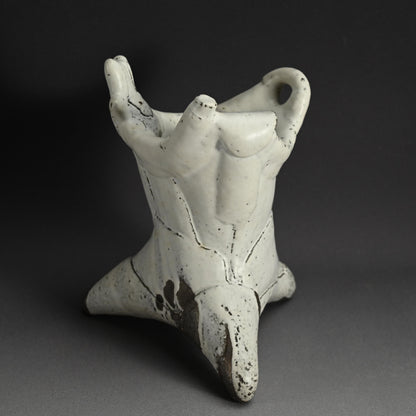 White Tripod Vase ー奥村 博美 “白釉 花器”