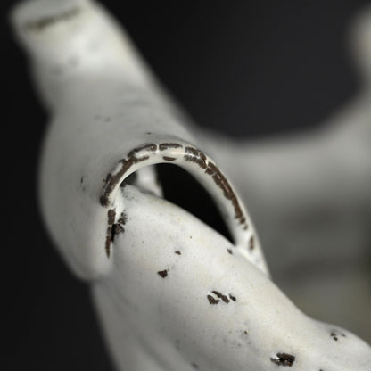 White Tripod Vase ー奥村 博美 “白釉 花器”