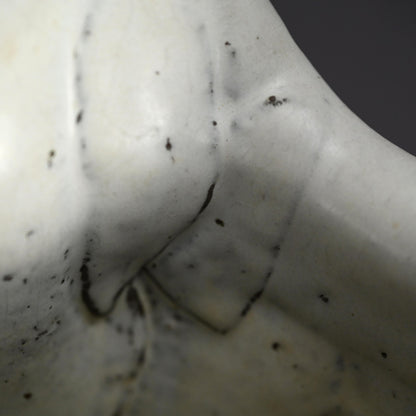 White Tripod Vase ー奥村 博美 “白釉 花器”
