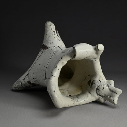 White Tripod Vase ー奥村 博美 “白釉 花器”