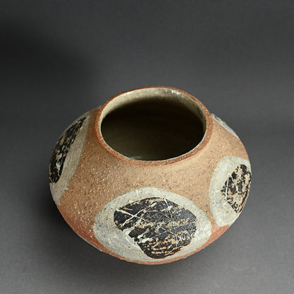 Early Kumakura Junkichi Vase, Sodeisha ー熊倉 順吉 "白化粧釉壺"
