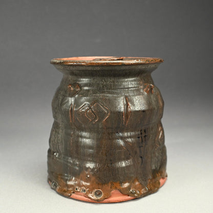 Glistening Dark Mizusashi ー利茶土 ミルグリム “黒釉擂座付水指”