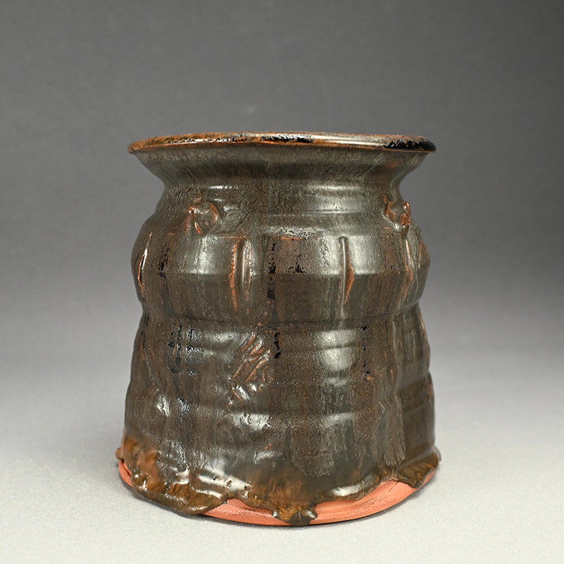 Glistening Dark Mizusashi ー利茶土 ミルグリム “黒釉擂座付水指”