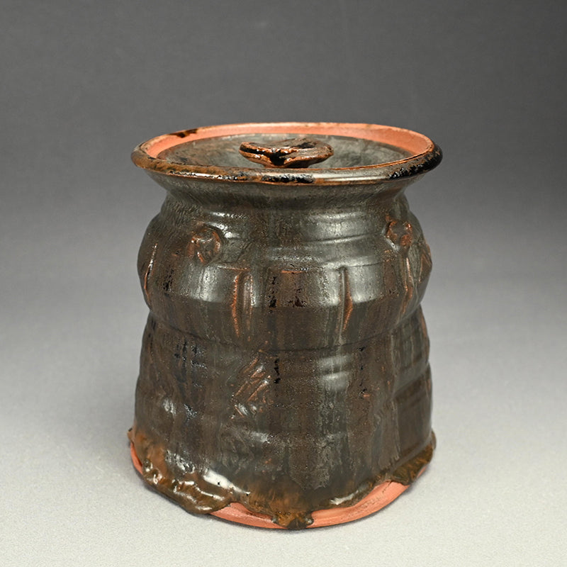 Glistening Dark Mizusashi ー利茶土 ミルグリム “黒釉擂座付水指”