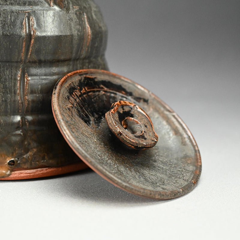 Glistening Dark Mizusashi ー利茶土 ミルグリム “黒釉擂座付水指”