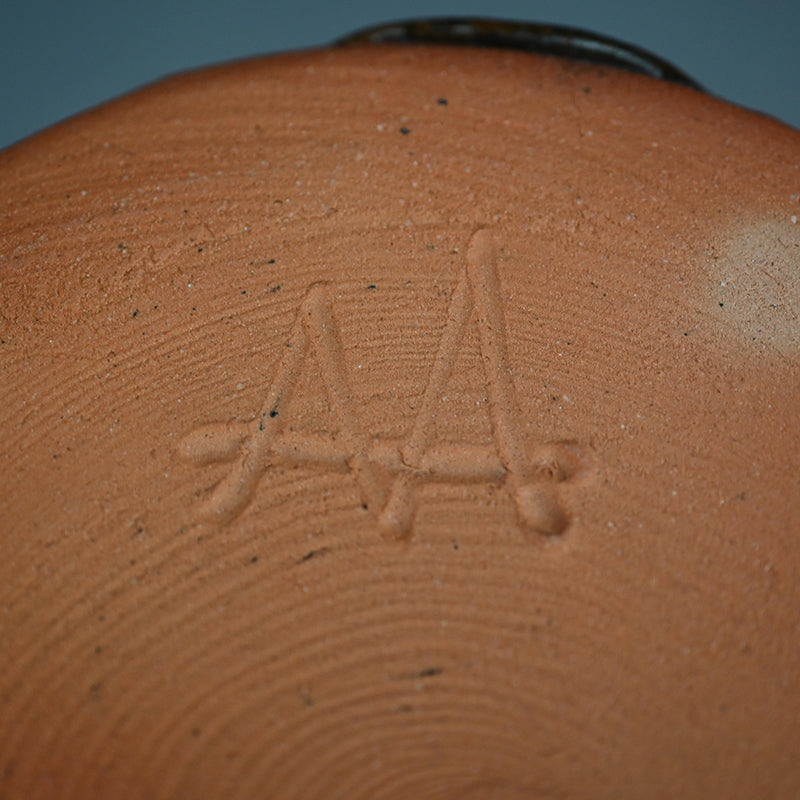 Glistening Dark Mizusashi ー利茶土 ミルグリム “黒釉擂座付水指”