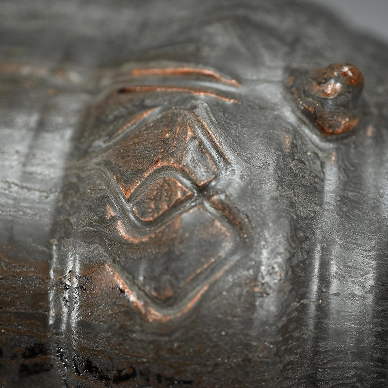 Glistening Dark Mizusashi ー利茶土 ミルグリム “黒釉擂座付水指”