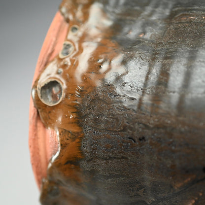 Glistening Dark Mizusashi ー利茶土 ミルグリム “黒釉擂座付水指”