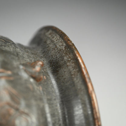 Glistening Dark Mizusashi ー利茶土 ミルグリム “黒釉擂座付水指”