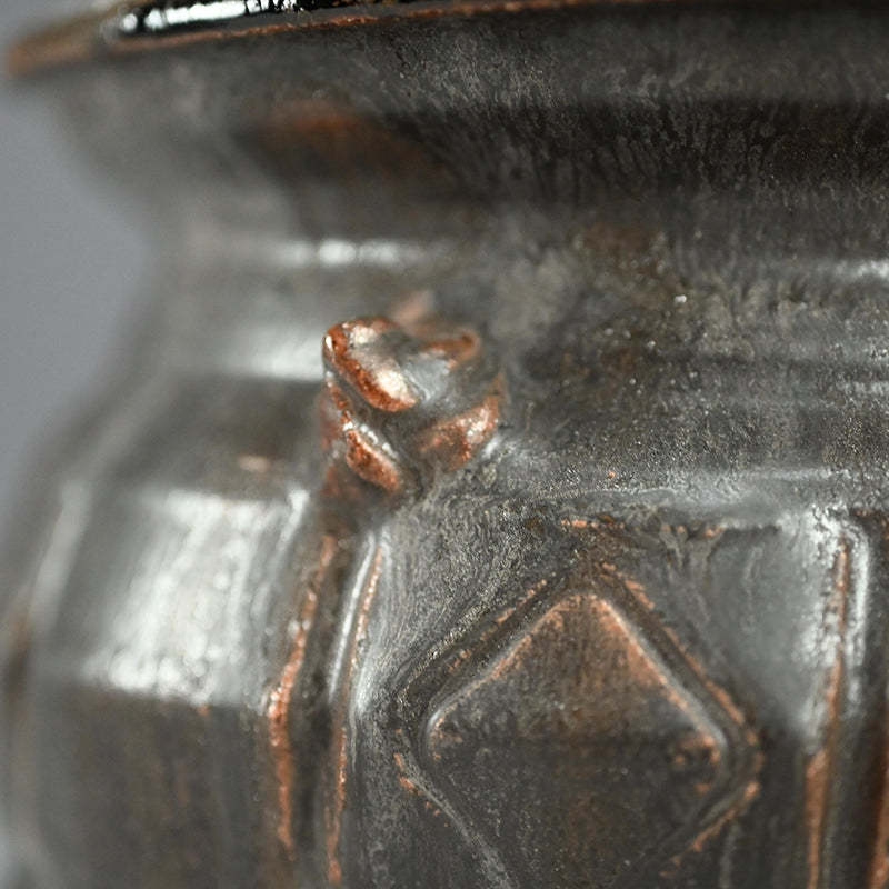 Glistening Dark Mizusashi ー利茶土 ミルグリム “黒釉擂座付水指”