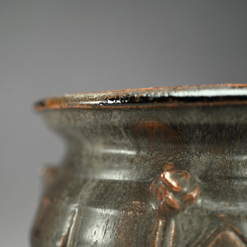 Glistening Dark Mizusashi ー利茶土 ミルグリム “黒釉擂座付水指”