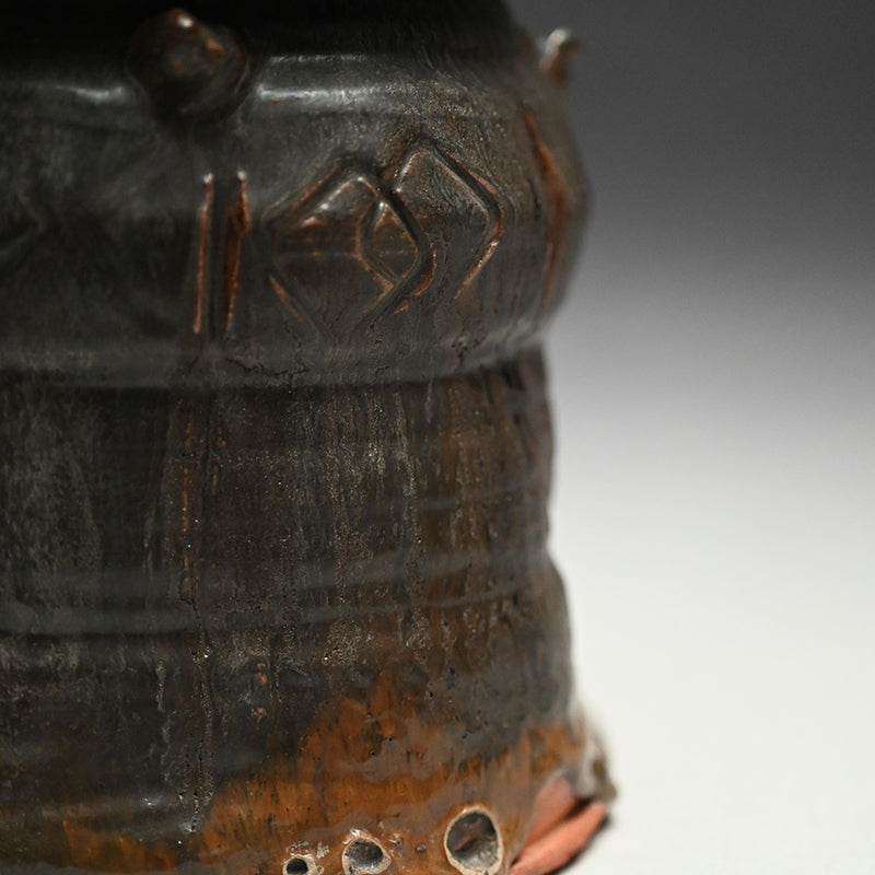 Glistening Dark Mizusashi ー利茶土 ミルグリム “黒釉擂座付水指”