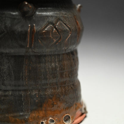 Glistening Dark Mizusashi ー利茶土 ミルグリム “黒釉擂座付水指”