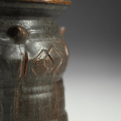 Glistening Dark Mizusashi ー利茶土 ミルグリム “黒釉擂座付水指”