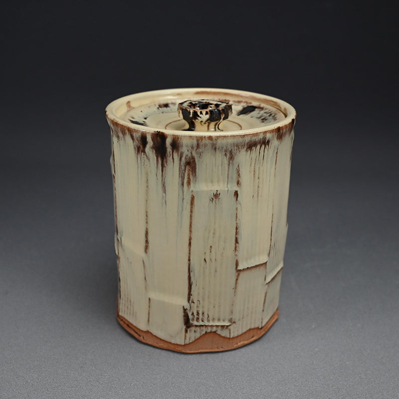 Reflecting on Bamboo, a Mizusashi ー利茶土 ミルグリム “今古釉面取水指”