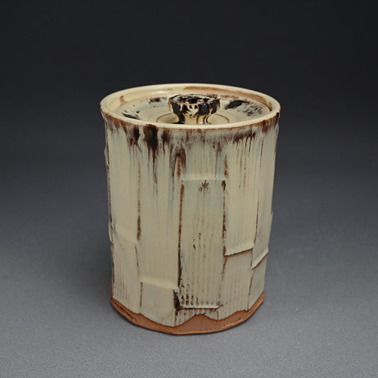 Reflecting on Bamboo, a Mizusashi ー利茶土 ミルグリム “今古釉面取水指”