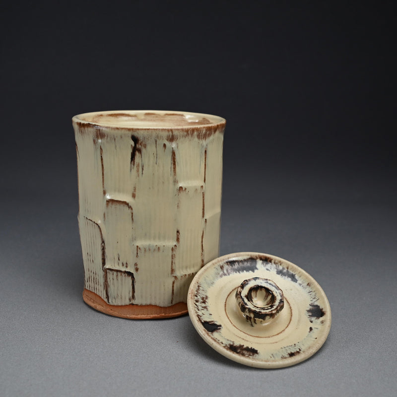 Reflecting on Bamboo, a Mizusashi ー利茶土 ミルグリム “今古釉面取水指”