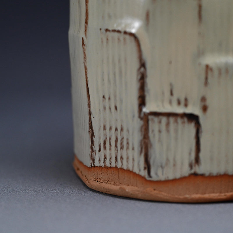 Reflecting on Bamboo, a Mizusashi ー利茶土 ミルグリム “今古釉面取水指”