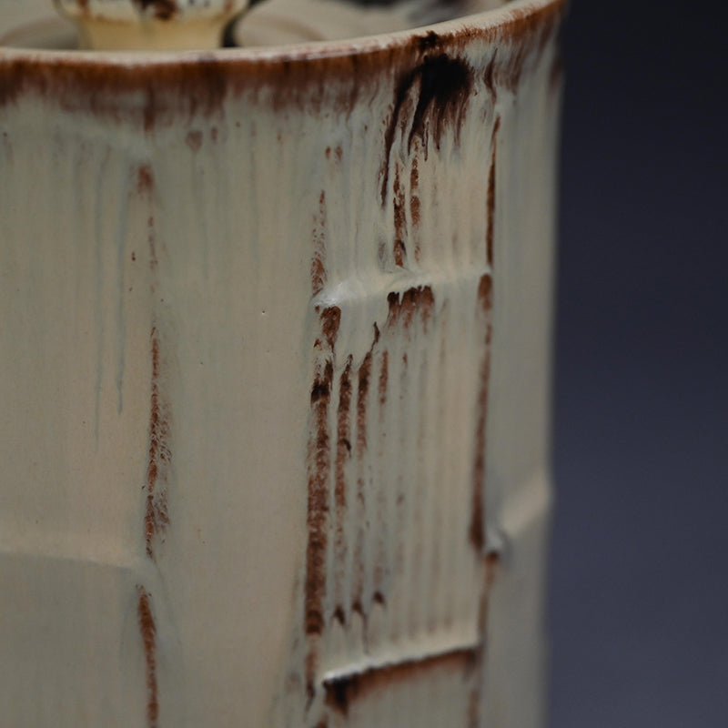 Reflecting on Bamboo, a Mizusashi ー利茶土 ミルグリム “今古釉面取水指”