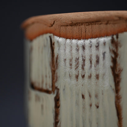 Reflecting on Bamboo, a Mizusashi ー利茶土 ミルグリム “今古釉面取水指”