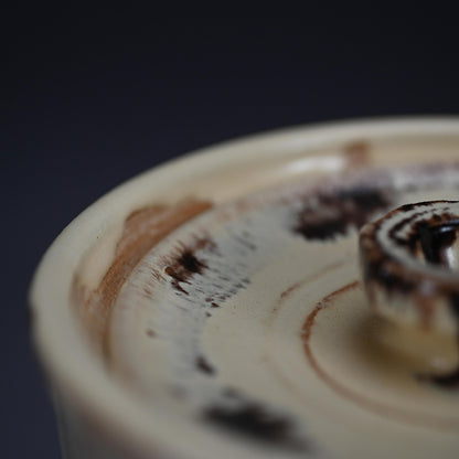 Reflecting on Bamboo, a Mizusashi ー利茶土 ミルグリム “今古釉面取水指”