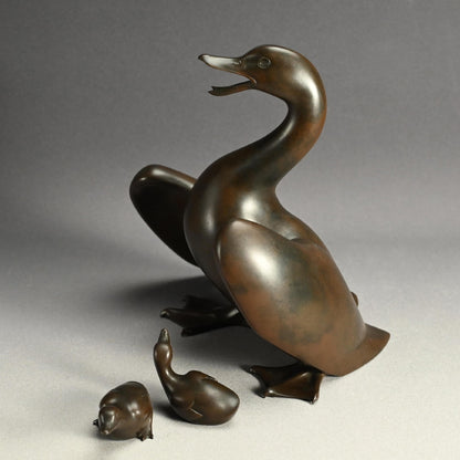Bronze Duck family by Imperial Artist ー津田 信夫 "愛憐庇護"