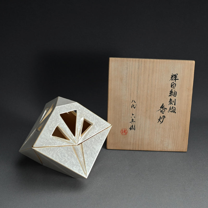 Modernist Koro by Rokubei Ⅷ ー八代 清水 六兵衛 “輝白釉刻線 香炉”