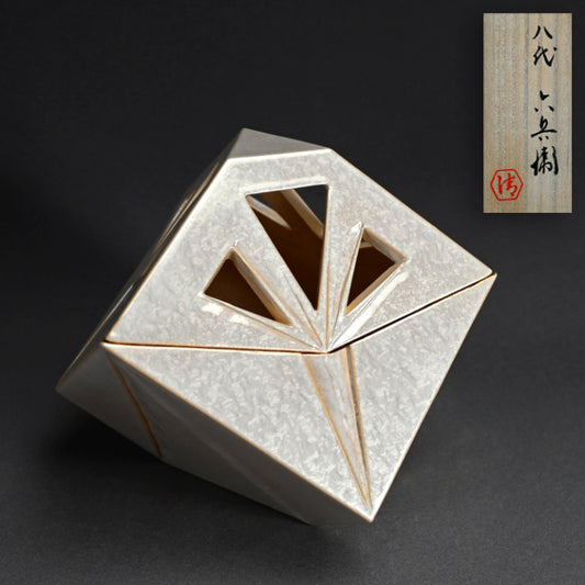 Modernist Koro by Rokubei Ⅷ ー八代 清水 六兵衛 “輝白釉刻線 香炉”