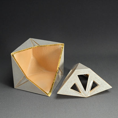 Modernist Koro by Rokubei Ⅷ ー八代 清水 六兵衛 “輝白釉刻線 香炉”