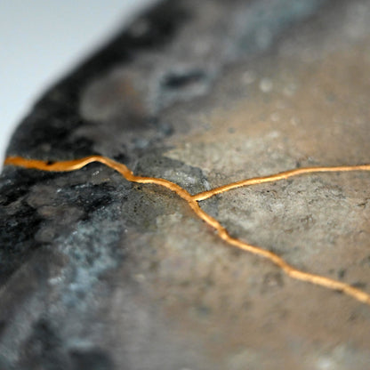 Ash Glazed Twice Fired Kintsugi Plate ー古谷 和也 "信楽窯変円皿"