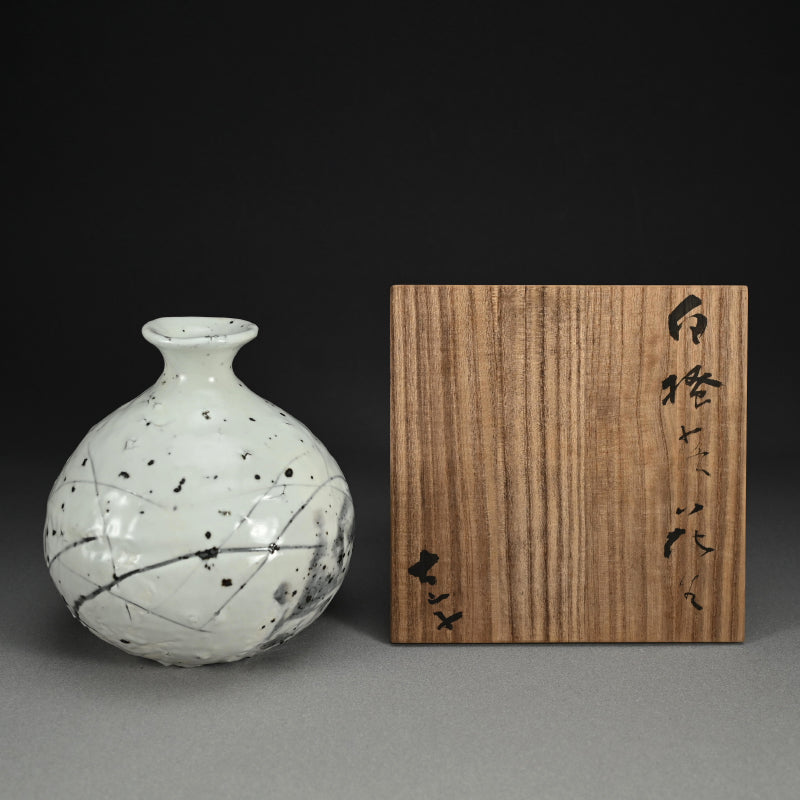 Superb Vase ー小山 富士夫 “白落掻花生"