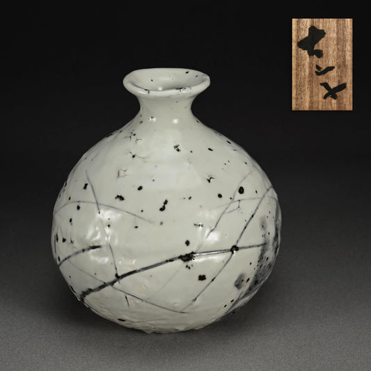 Superb Vase ー小山 富士夫 “白落掻花生"