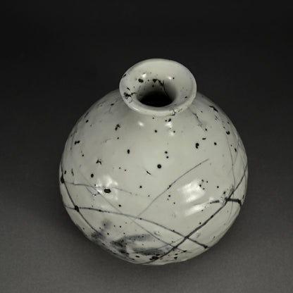 Superb Vase ー小山 富士夫 “白落掻花生"