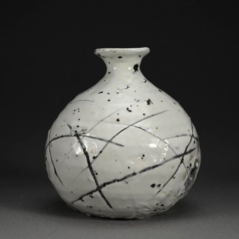 Superb Vase ー小山 富士夫 “白落掻花生"