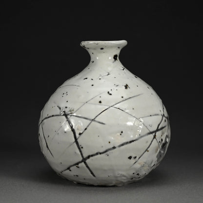 Superb Vase ー小山 富士夫 “白落掻花生"