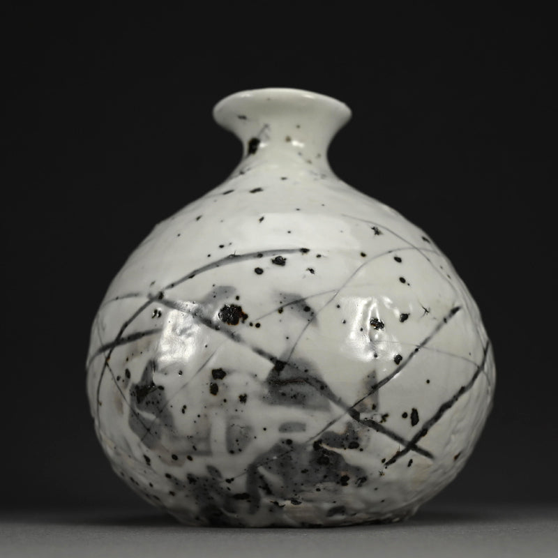 Superb Vase ー小山 富士夫 “白落掻花生"