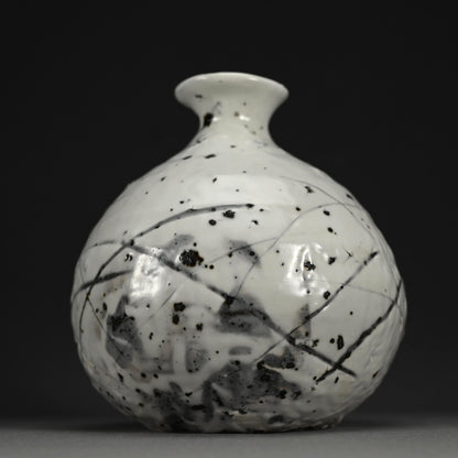 Superb Vase ー小山 富士夫 “白落掻花生"