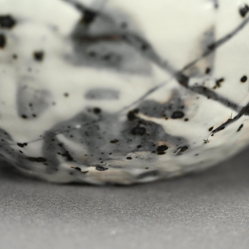 Superb Vase ー小山 富士夫 “白落掻花生"