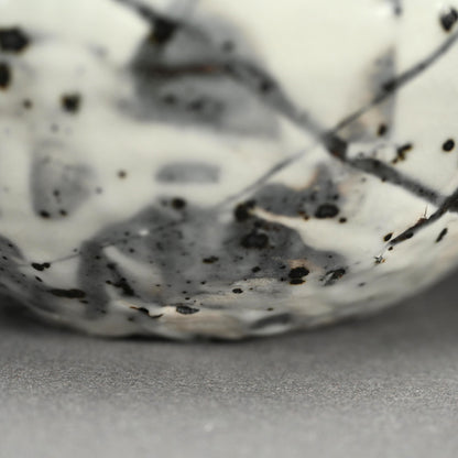 Superb Vase ー小山 富士夫 “白落掻花生"
