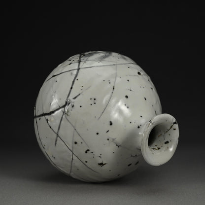 Superb Vase ー小山 富士夫 “白落掻花生"