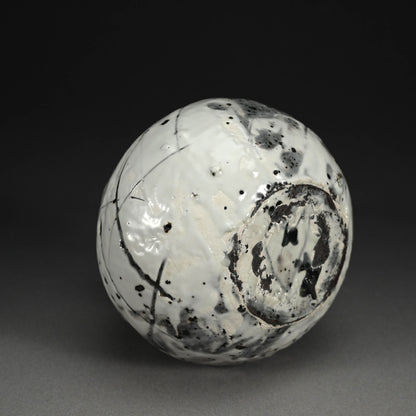 Superb Vase ー小山 富士夫 “白落掻花生"
