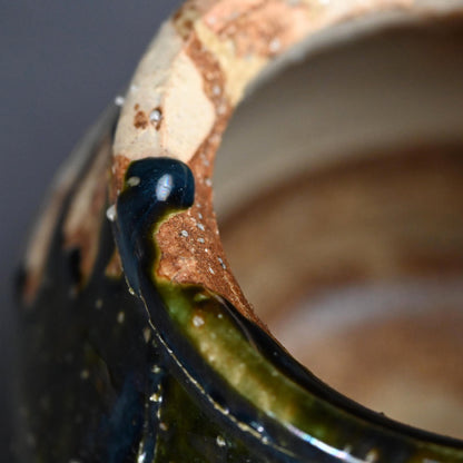Voluminous Oribe Tsubo Vase ー鯉江 良二 “壺”
